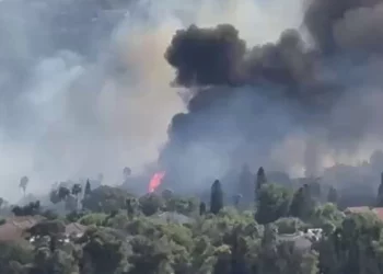 Incendio devasta casas en Kochav Yair, Israel, sin heridos reportados