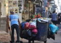 Un hombre que viste una chaqueta con el logo de UNRWA recoge basura en una calle del campamento de Balata, al este de Nablús, en el norte de Judea y Samaria, el 15 de agosto de 2024. (Zain Jaafar/AFP)