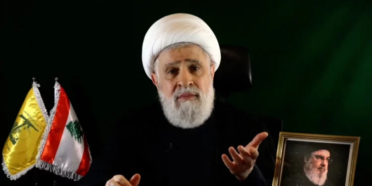 Una imagen tomada del canal de televisión Al-Manar de Hezbolá muestra al jefe adjunto del grupo, Naim Qassem, pronunciando un discurso desde un lugar no revelado el 15 de octubre de 2024. (AFP/HO/Al-Manar)