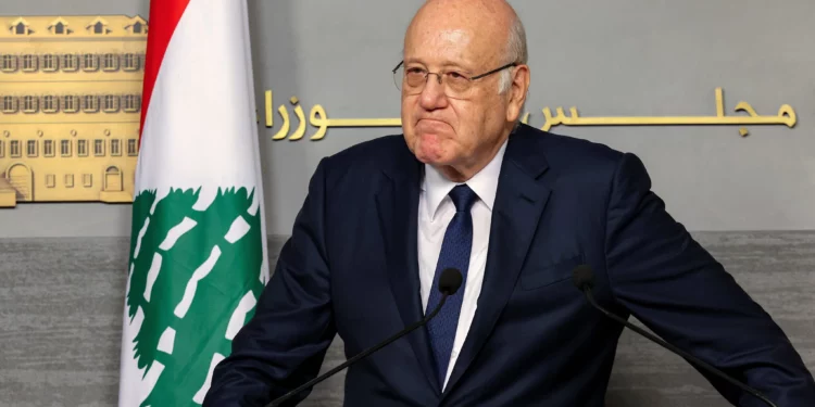 El primer ministro interino del Líbano, Najib Mikati, durante una conferencia de prensa conjunta con el primer ministro de Italia luego de su reunión en el palacio de gobierno en el centro de Beirut el 18 de octubre de 2024. (Anwar AMRO / AFP)