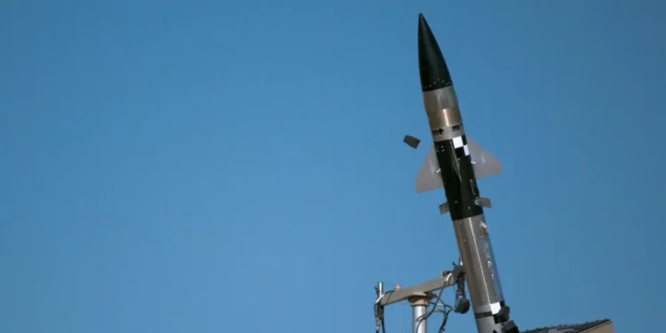 Un misil interceptor Iron Dome se utiliza durante un ejercicio del Cuerpo de Marines de EE. UU., en octubre de 2024. (Ministerio de Defensa)