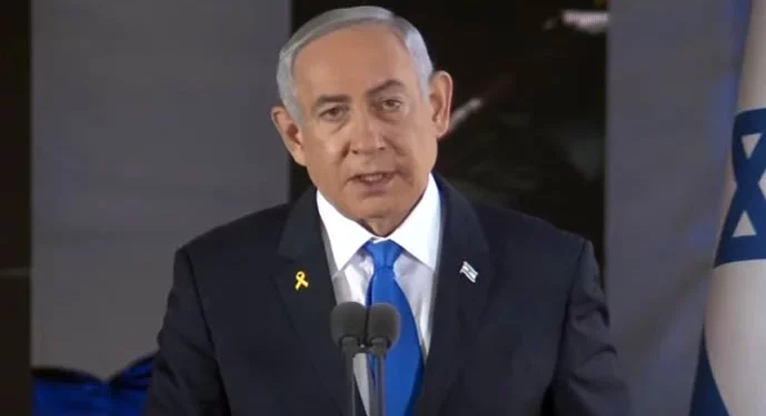 El primer ministro, Benjamin Netanyahu, habla en un acto conmemorativo por las tropas de las FDI que murieron el 7 de octubre y en la guerra posterior, el 27 de octubre de 2024 (Captura de pantalla/GPO)