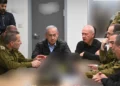 Una foto difundida por su oficina el 26 de octubre de 2024 muestra al primer ministro Benjamin Netanyahu reunido con el ministro de Defensa Yoav Gallant y comandantes de las Fuerzas de Defensa de Israel en el búnker debajo de la base militar de Kirya en Tel Aviv. (Avi Ohayun/GPO)