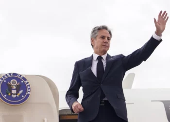 El secretario de Estado de Estados Unidos, Antony Blinken, saluda al partir de Riad hacia la capital de Qatar, Doha, el 24 de octubre de 2024. (Foto de Nathan Howard / POOL / AFP)