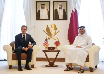 El secretario de Estado de Estados Unidos, Antony Blinken, a la izquierda, se reúne con el primer ministro y ministro de Asuntos Exteriores de Qatar, Mohammed bin Abdulrahman Al Thani, en Doha, Qatar, el jueves 24 de octubre de 2024. (Nathan Howard/Pool Photo via AP)