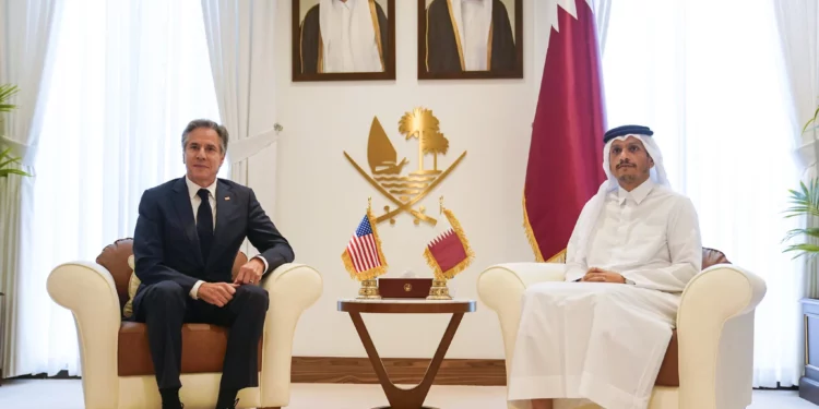 El secretario de Estado de Estados Unidos, Antony Blinken, a la izquierda, se reúne con el primer ministro y ministro de Asuntos Exteriores de Qatar, Mohammed bin Abdulrahman Al Thani, en Doha, Qatar, el jueves 24 de octubre de 2024. (Nathan Howard/Pool Photo via AP)