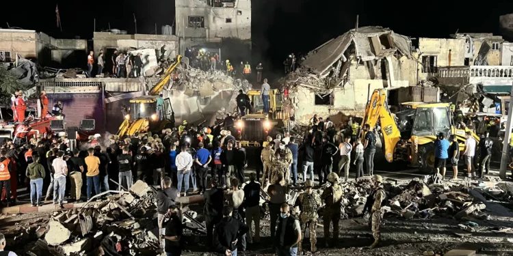 Rescatistas de defensa civil buscan supervivientes en el lugar de un ataque aéreo israelí en la aldea de Haret Saida, cerca de la ciudad de Sidón, en el sur del Líbano, el 29 de octubre de 2024. (Mahmoud Zayyat/AFP)