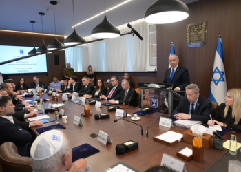 El primer ministro Benjamín Netanyahu preside una reunión de gabinete en Jerusalén, el 7 de octubre de 2024 (Amos Ben Gershom/GPO)