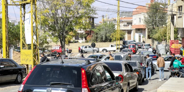 Los vehículos se amontonan a lo largo de una carretera mientras los residentes de la ciudad de Baalbek, en el este del Líbano, evacuan la ciudad del valle de Bekaa el 30 de octubre de 2024, después de una declaración del portavoz del ejército israelí advirtiendo a los residentes de los próximos ataques contra objetivos de Hezbolá. (Foto de Nidal SOLH / AFP)