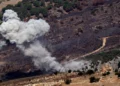 El humo se eleva desde el lugar de un ataque aéreo israelí en las afueras de la ciudad de Al-Ahmadieh, en el sur del Líbano, el 1 de noviembre de 2024. (AFP)