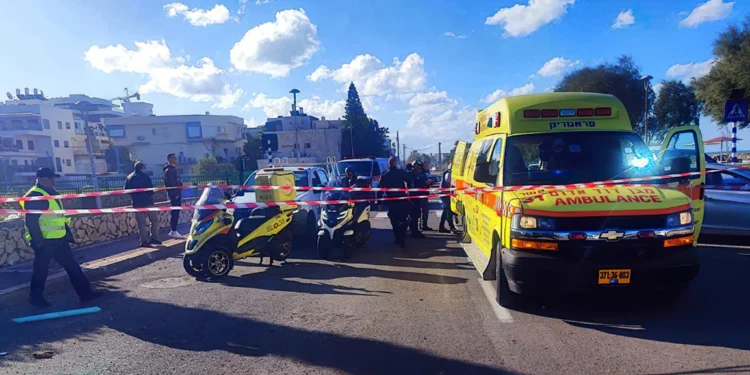 Escena en la que un cohete de Hezbolá impactó en la ciudad norteña de Nahariya, hiriendo a un hombre, el 25 de noviembre de 2024. (Magen David Adom)