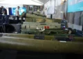 Las armas de Hezbolá, incluido el equipo de fabricación rusa, recuperadas por las FDI del Líbano en los últimos meses, se muestran en el Comando Norte de las FDI en Safed, el 1 de octubre de 2024 (Emanuel Fabian/Times of Israel)