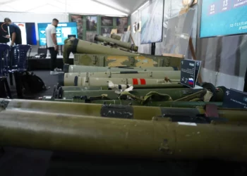 Las armas de Hezbolá, incluido el equipo de fabricación rusa, recuperadas por las FDI del Líbano en los últimos meses, se muestran en el Comando Norte de las FDI en Safed, el 1 de octubre de 2024 (Emanuel Fabian/Times of Israel)