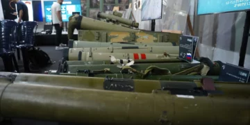 Las armas de Hezbolá, incluido el equipo de fabricación rusa, recuperadas por las FDI del Líbano en los últimos meses, se muestran en el Comando Norte de las FDI en Safed, el 1 de octubre de 2024 (Emanuel Fabian/Times of Israel)