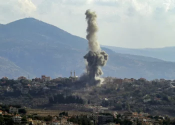 El humo se eleva desde el lugar de un ataque aéreo israelí que tuvo como objetivo la aldea de Khiam, en el sur del Líbano, el 9 de noviembre de 2024. (AFP)
