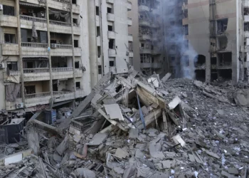 El humo se eleva desde un edificio destruido que fue alcanzado por un ataque aéreo israelí en Dahiyeh, en el suburbio sur de Beirut, Líbano, el 1 de noviembre de 2024. (Foto AP/Hussein Malla)