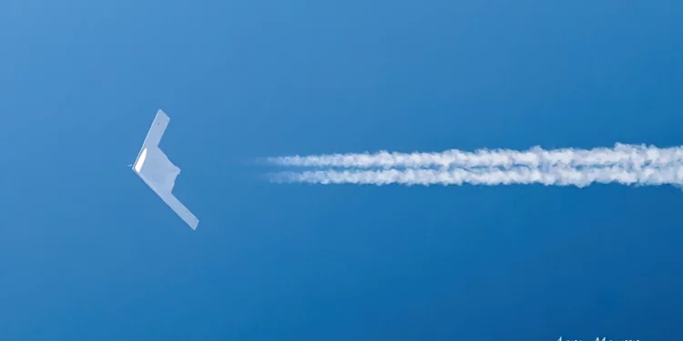 B-21 Raider en vuelo