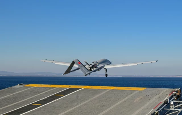 Turquía inicia operaciones con el dron Bayraktar TB3 en el buque TCG Anadolu