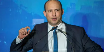 Bennett critica a Netanyahu por destituir a Gallant durante la guerra