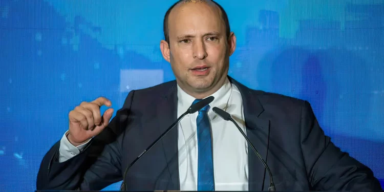 Bennett critica a Netanyahu por destituir a Gallant durante la guerra