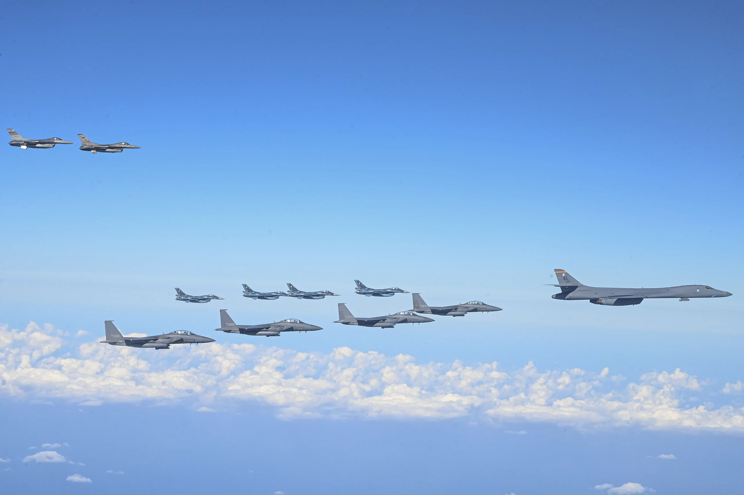 Aviones de combate de los Estados Unidos, Japón y la República de Corea realizan un vuelo de escolta trilateral de un bombardero B-1 a unos cientos de kilómetros de Taiwán. Foto de la Fuerza Aérea de los Estados Unidos tomada por la aviadora superior María Umanzor Guzmán