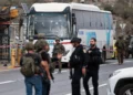 Terrorista de Hamás abre fuego contra autobús civil israelí