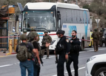 Terrorista de Hamás abre fuego contra autobús civil israelí