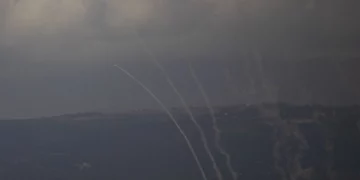 Hezbolá lanza 100 cohetes hacia Israel