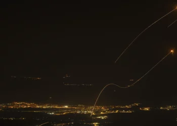 El sistema de defensa aérea Cúpula de Hierro se activa para interceptar cohetes lanzados desde el Líbano, cerca de Kiryat Shmona, visto desde los Altos del Golán, el 26 de octubre de 2024. (Foto AP/Leo Correa)