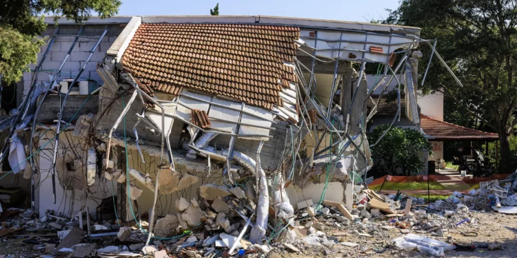 Destrucción causada por terroristas de Hamás el 7 de octubre, vista en el kibutz Be'eri el 19 de diciembre de 2023. (Moshe Shai/FLASH90)