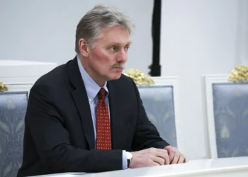 El portavoz del Kremlin, Dmitry Peskov, asiste a una reunión del presidente ruso, Vladimir Putin, con los nuevos miembros del gabinete en el Kremlin, en Moscú, Rusia, el 14 de mayo de 2024. (Vyacheslav Prokofyev, Sputnik, Kremlin Pool Photo via AP)