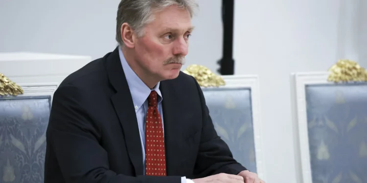 El portavoz del Kremlin, Dmitry Peskov, asiste a una reunión del presidente ruso, Vladimir Putin, con los nuevos miembros del gabinete en el Kremlin, en Moscú, Rusia, el 14 de mayo de 2024. (Vyacheslav Prokofyev, Sputnik, Kremlin Pool Photo via AP)