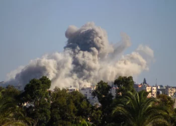 El humo se eleva desde el lugar de un ataque aéreo israelí en Burj al-Shamali, en las afueras de Tiro, el 22 de noviembre de 2024 (Kawnat HAJU / AFP)