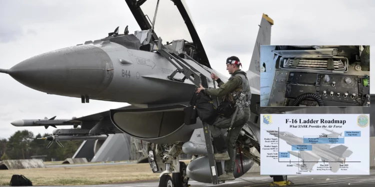 Se incorpora escalera plegable al F-16 para operaciones ACE