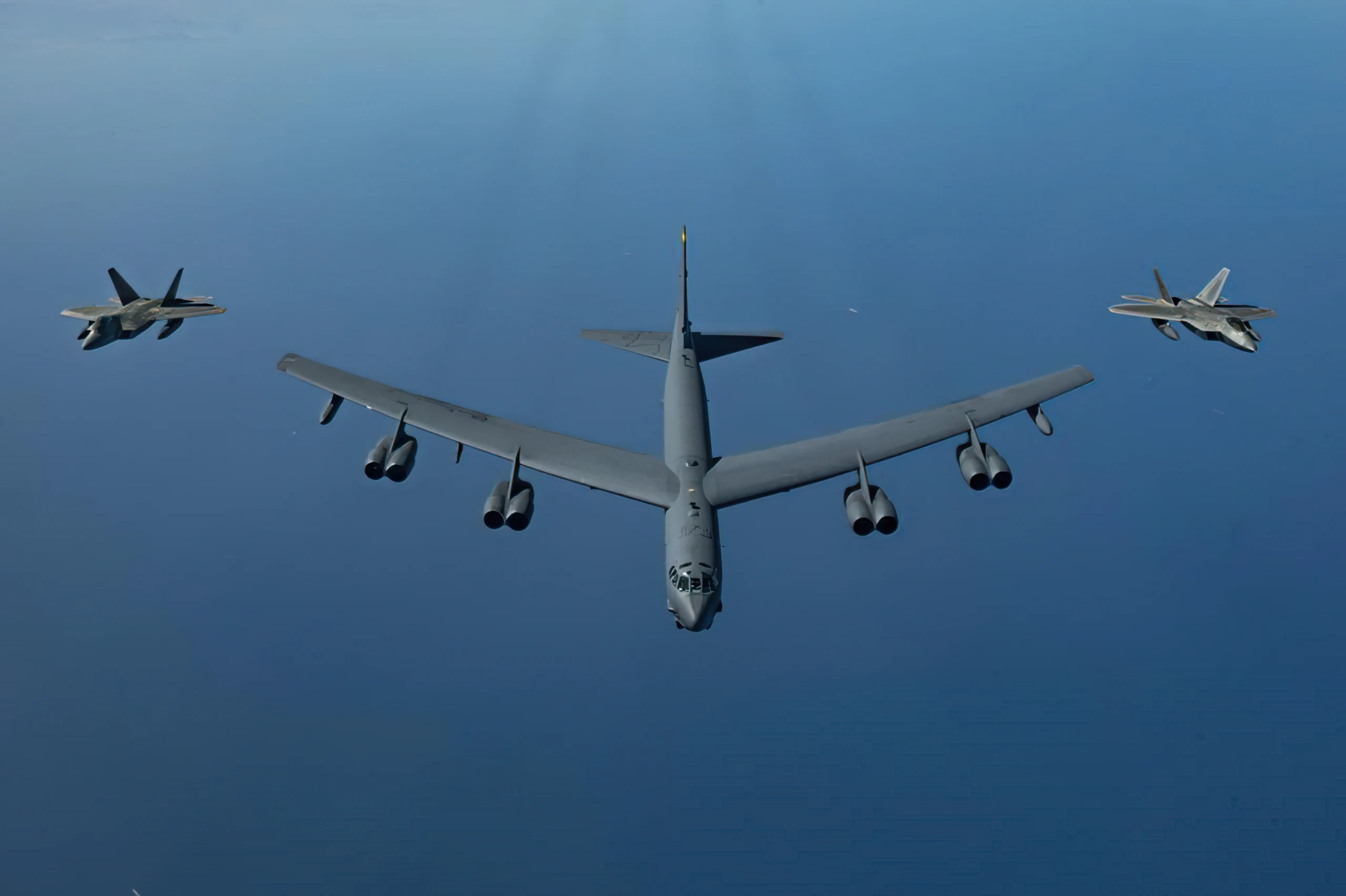 Duelo de victorias: B-52 Stratofortress vs. F-22 Raptor