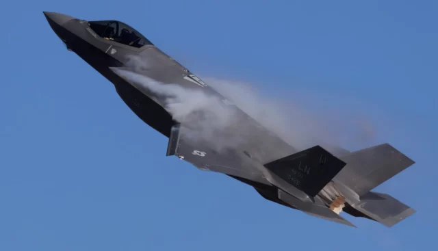 El F-35 burla las leyes de la física: Así es su maniobrabilidad