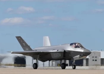 Un F-35A Lightning II asignado al 301st Fighter Wing se desplaza por primera vez a la pista de vuelo el 5 de noviembre de 2024 en la Base de Reserva Conjunta de la Estación Aérea Naval de Fort Worth, Texas. La unidad es oficialmente la primera escuadra F-35 independiente del Comando de Reserva de la Fuerza Aérea, responsable de poseer, mantener y operar la misión F-35A. (Crédito de la imagen: USAF/Sargento de personal Celeste Zuniga)