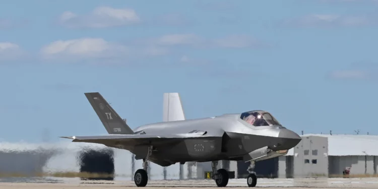 Un F-35A Lightning II asignado al 301st Fighter Wing se desplaza por primera vez a la pista de vuelo el 5 de noviembre de 2024 en la Base de Reserva Conjunta de la Estación Aérea Naval de Fort Worth, Texas. La unidad es oficialmente la primera escuadra F-35 independiente del Comando de Reserva de la Fuerza Aérea, responsable de poseer, mantener y operar la misión F-35A. (Crédito de la imagen: USAF/Sargento de personal Celeste Zuniga)