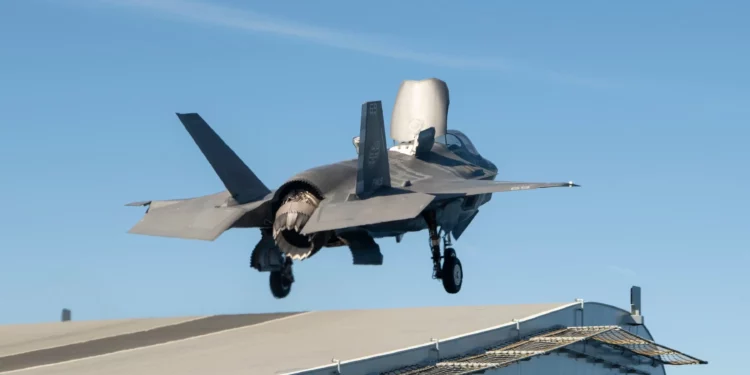 Por qué el F-35 zombi voló sin piloto antes de estrellarse