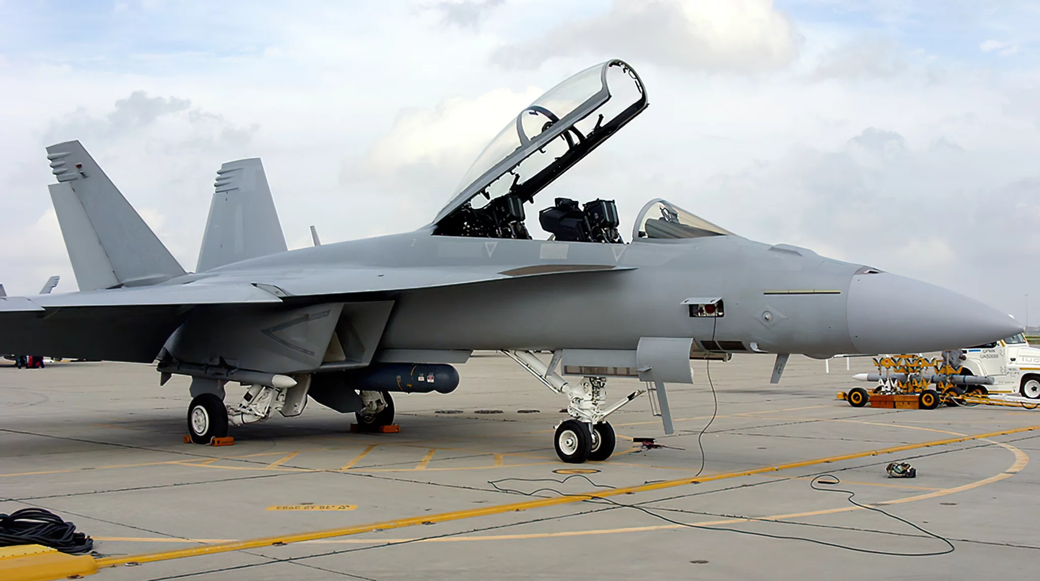 Un F/A-18F Super Hornet con un módulo Litening durante los primeros vuelos de prueba. (Crédito de la imagen: Northrop Grumman)