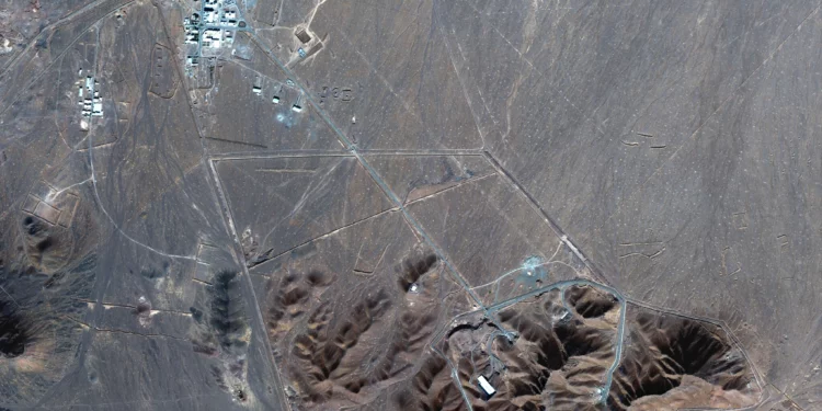 Esta fotografía satelital del 4 de noviembre de 2020 tomada por Maxar Technologies muestra el sitio nuclear iraní de Fordow. (Maxar Technologies vía AP)