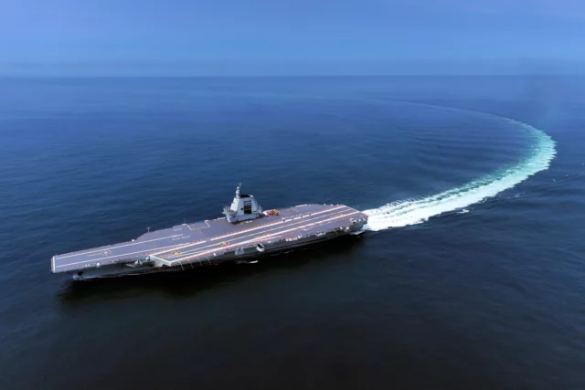El superportaaviones Fuijan de China cruza el estrecho de Taiwán