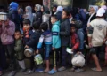 Gazatíes esperan en fila para recibir alimentos en un centro de distribución en Deir al-Balah, en el centro de la Franja de Gaza, el 26 de noviembre de 2024. (Bashar Taleb/AFP)