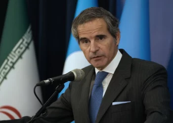 El director general del Organismo Internacional de Energía Atómica (OIEA), Rafael Mariano Grossi, habla durante una conferencia de prensa conjunta con el jefe de la Organización de Energía Atómica de Irán, Mohammad Eslami, en Teherán, Irán, el 14 de noviembre de 2024. (Vahid Salemi/AP)