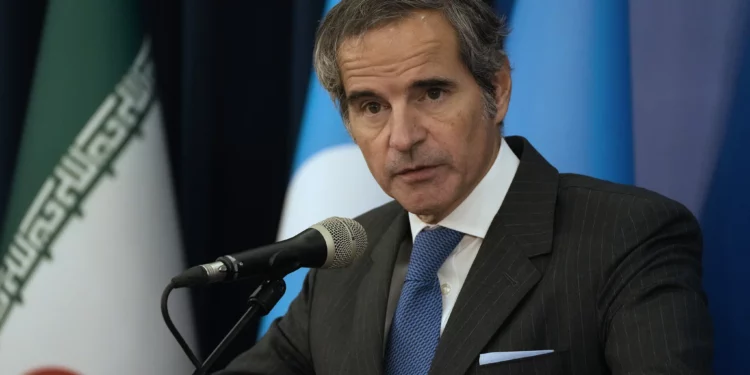 El director general del Organismo Internacional de Energía Atómica (OIEA), Rafael Mariano Grossi, habla durante una conferencia de prensa conjunta con el jefe de la Organización de Energía Atómica de Irán, Mohammad Eslami, en Teherán, Irán, el 14 de noviembre de 2024. (Vahid Salemi/AP)