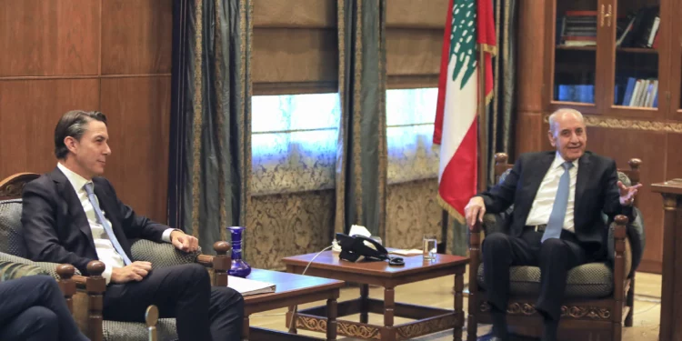 El enviado estadounidense, Amos Hochstein (izq.), se reúne con el presidente del Parlamento libanés, Nabih Berri, en Beirut, el 21 de octubre de 2024. (AFP)