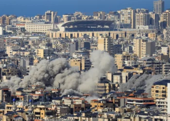 El humo se eleva desde el lugar de un ataque aéreo israelí que tuvo como objetivo un barrio en los suburbios del sur de Beirut el 12 de noviembre de 2024. (Foto de AFP)