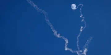 Un interceptor Cúpula de Hierro apunta a un cohete proveniente del Líbano, como se ve desde la ciudad norteña de Safed, el 13 de noviembre de 2024 (David Cohen/Flash90)
