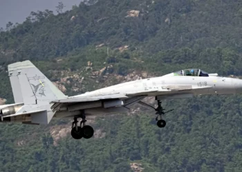 China presenta el J-15T: avión de combate para portaaviones