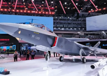 China presenta su caza J-20S biplaza en la feria de Zhuhai 2024